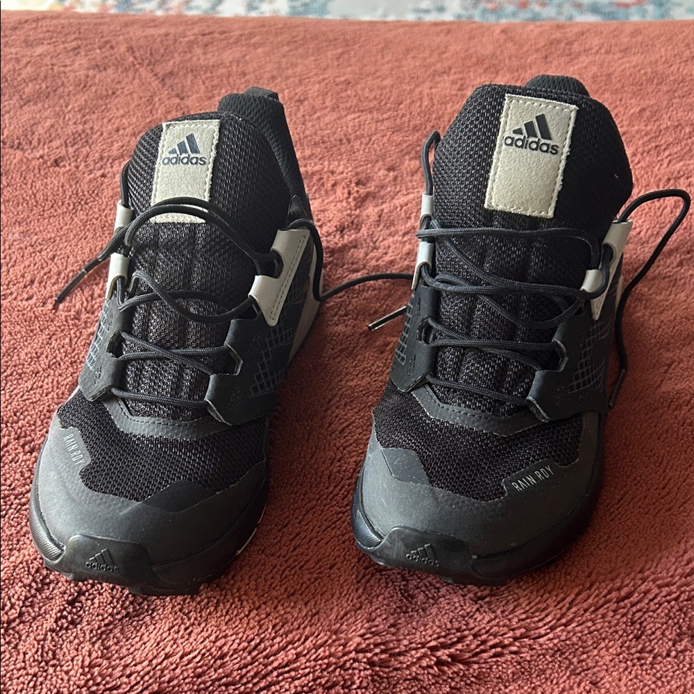 Adidas Kids Unisex Black Traxion hiking shoes (also suitable for field hockey)